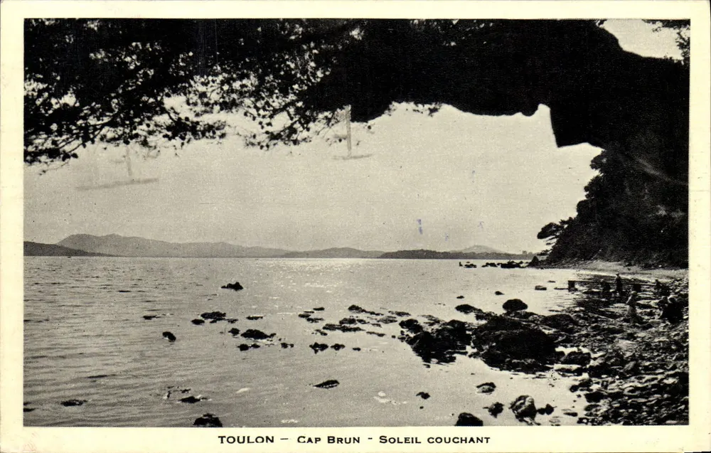 Toulon - Cap Brun - Pôr do Sol — vista da costa com um barco a vela — editor não identificado - Frente
