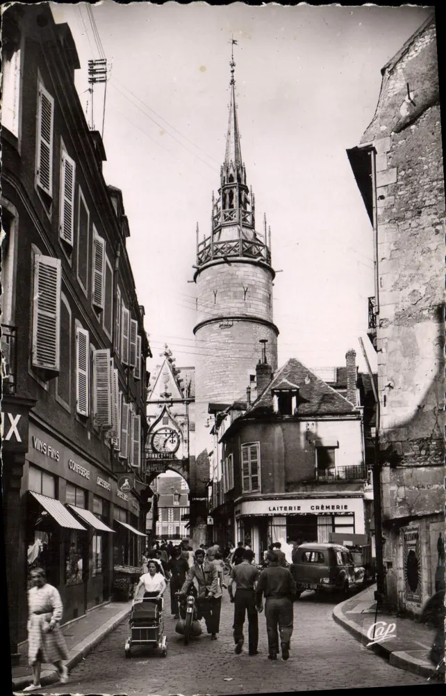 Auxerre — Rue de l'Horloge mit der Turm der Horloge — Verlag CP - Vorderseite