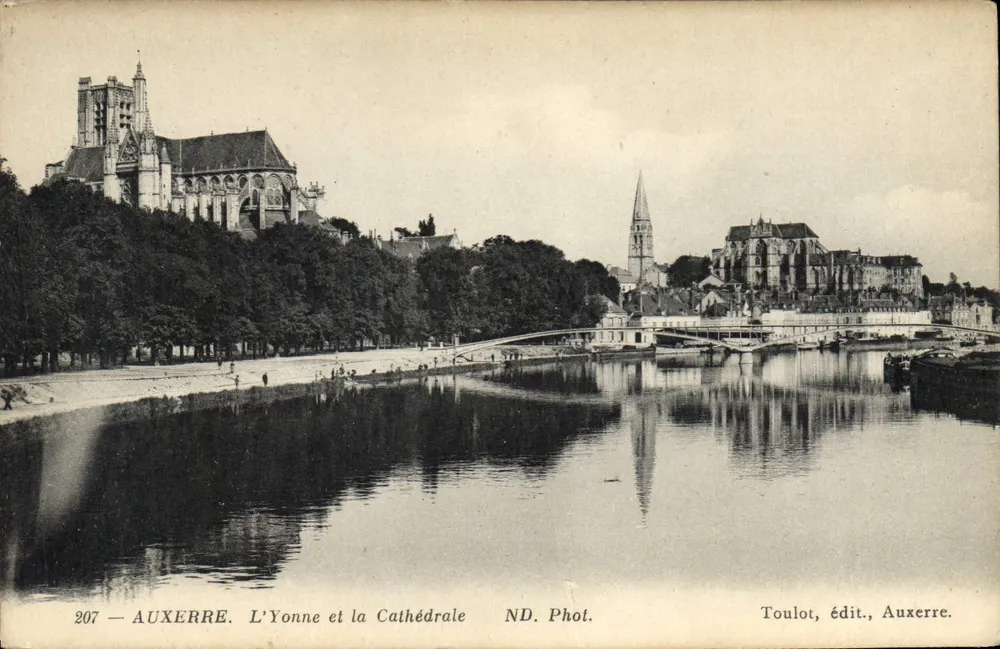 Auxerre — A Yonne e a Catedral — ND. Fot. — Toulot, editor, Auxerre - Frente
