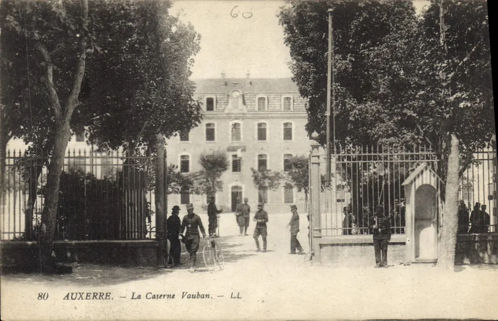 Auxerre — Die Vauban-Kaserne — LL - Vorderseite