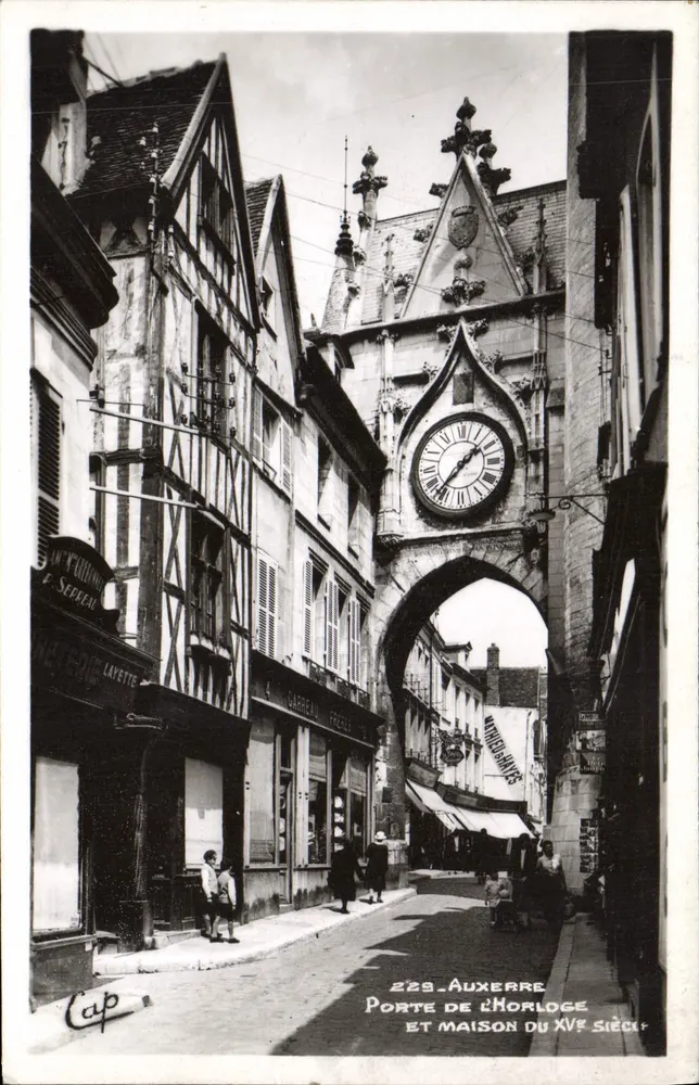 Auxerre — Porte de l'Horloge und Haus des 15. Jahrhunderts — Cap - Vorderseite