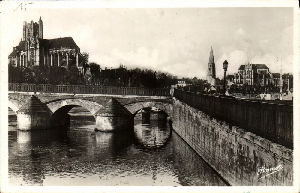 Auxerre — Die Kathedrale und die Kirche Saint-Germain — Bonnet - Vorderseite