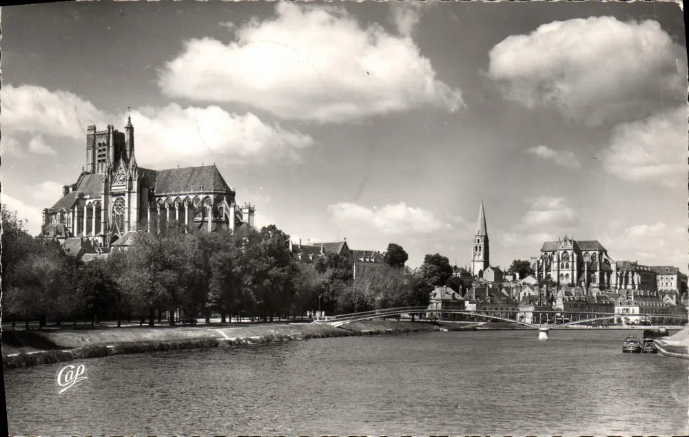 Auxerre — Kathedrale Saint-Étienne und die Yonne — Cap - Vorderseite