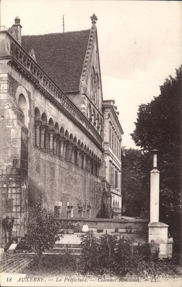 Auxerre — A Prefeitura — Colunas Romanas — LL. - Frente