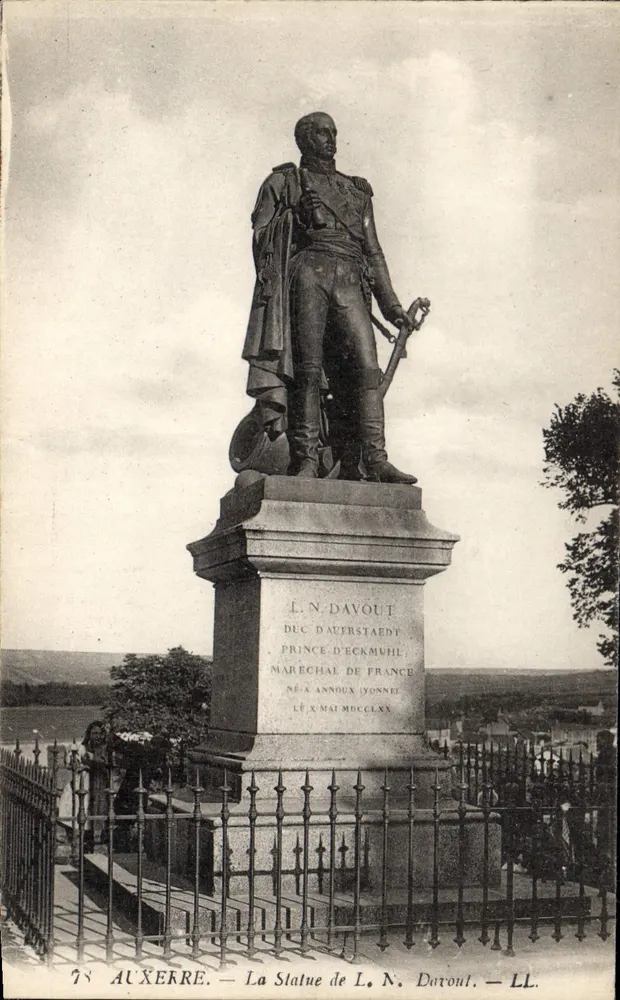 Auxerre — A Estátua de L.N. Davout — LL. - Frente