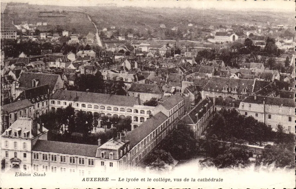 Auxerre — Das Gymnasium und das Collège, gesehen von der Kathedrale — Staub Edition - Vorderseite