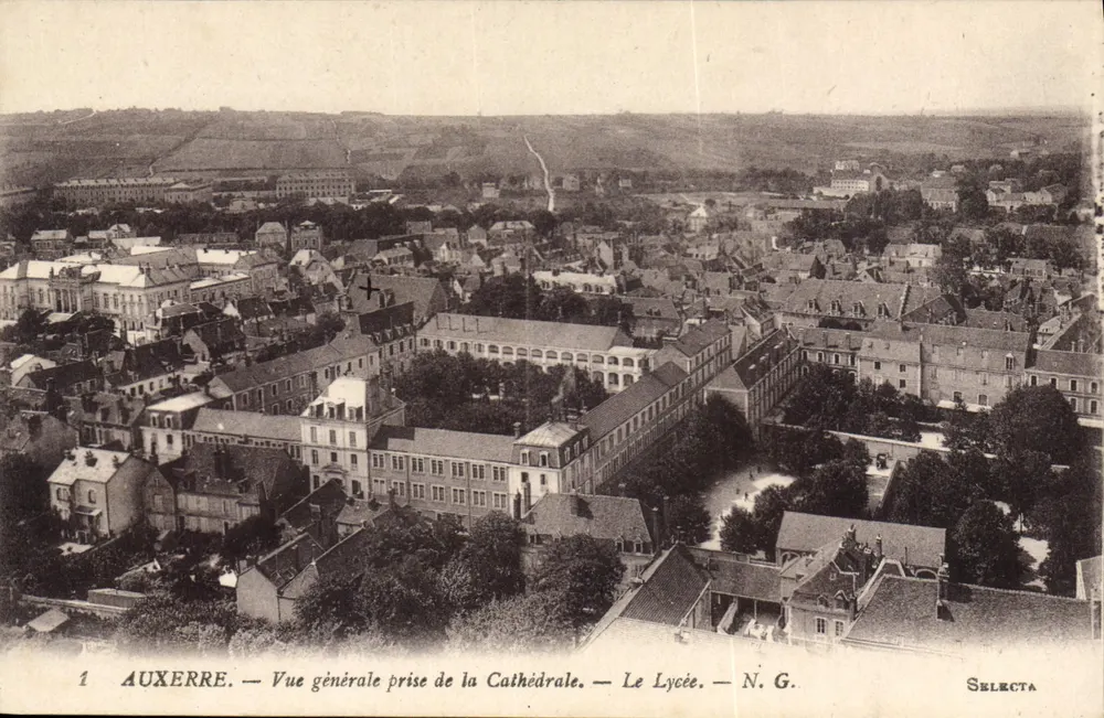 Auxerre — Allgemeiner Blick von der Kathedrale — Das Gymnasium — N. G. — Selecta - Vorderseite