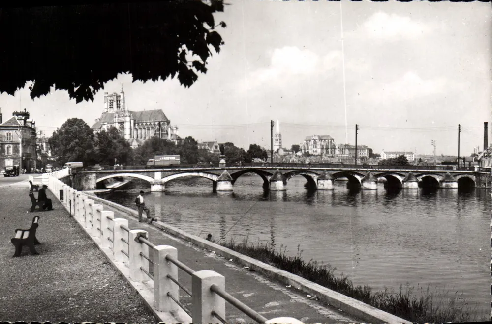 AUXERRE (Yonne) — Ansicht der Kathedrale Saint-Étienne und des Paul-Bert-Brücke — Éditions COH (Nièvre) - Vorderseite