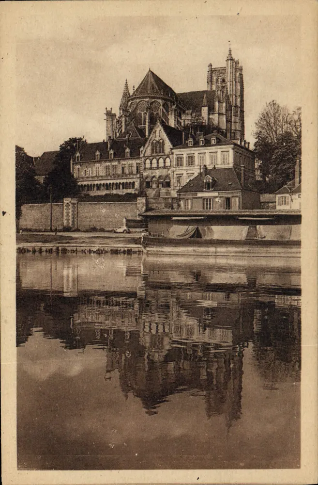 Auxerre — Die Kathedrale, Ansicht von den Ufern der Yonne — Arts Photographiques Paris - Vorderseite