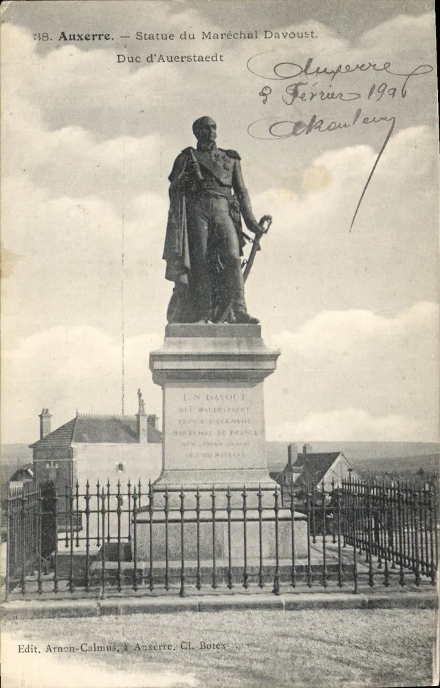 Auxerre — Estátua do Maréschal Davoust — Édit. Arnon-Calmus, em Auxerre. Cl. Botex - Frente