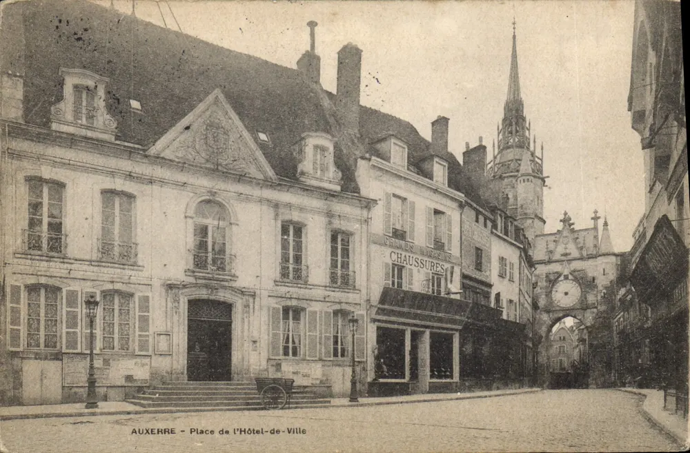 Auxerre - Place de l'Hôtel-de-Ville — Ansicht des Rathauses und der Turmuhr — Verleger unbekannt - Vorderseite