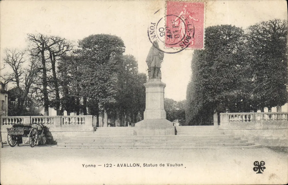 Avallon — Estátua de Vauban — M.T. Editor, n° 122 - Frente
