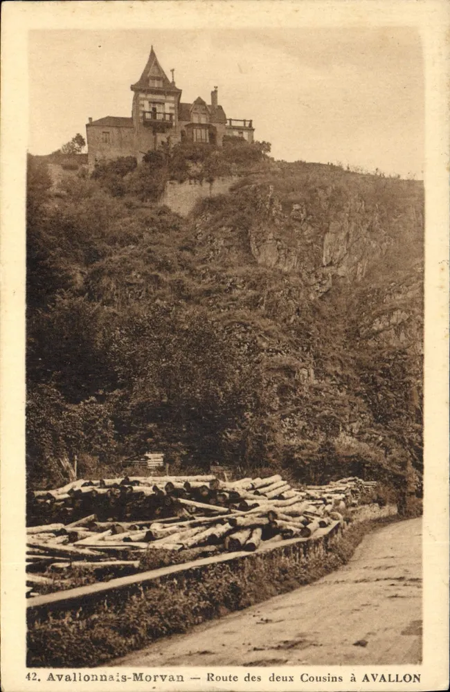 Route des deux Cousins nach Avallon — Schloss auf der Klippe — Verlag Avallonnais-Morvan, Nr. 42 - Vorderseite