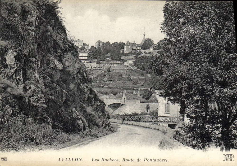 Avallon — Os Rochos, Estrada de Pontaubert — JND Hot. - Frente