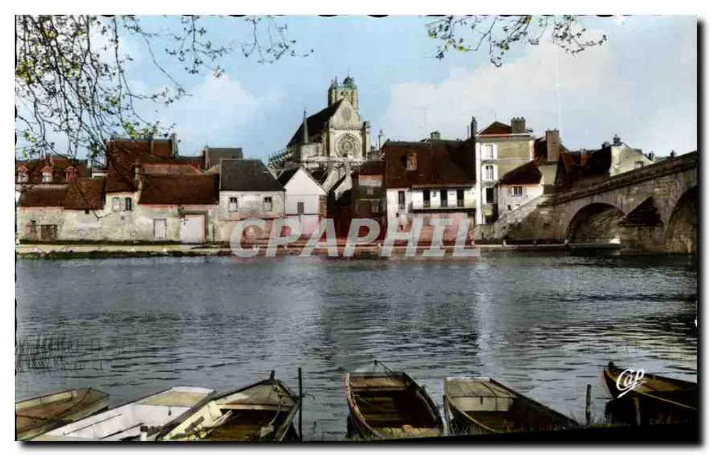 Villeneuve-sur-Yonne — Blick zur Kirche Notre-Dame - Vorderseite