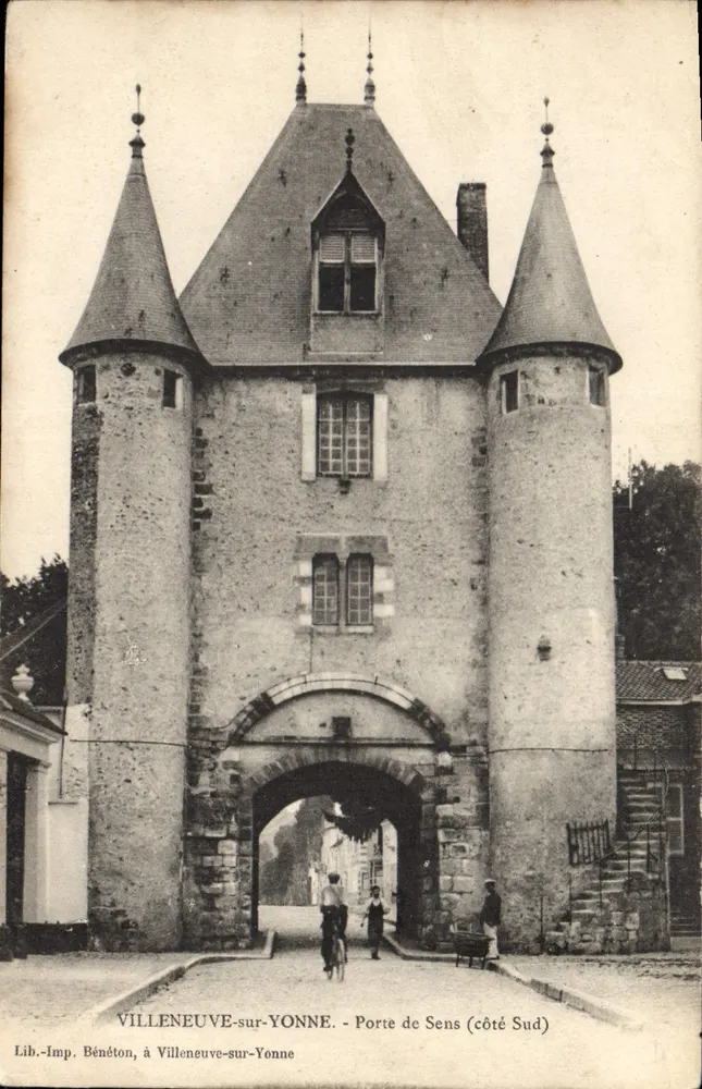 Villeneuve-sur-Yonne — Tor von Sens (Südseite) — Lib.-Imp. Bénéton, in Villeneuve-sur-Yonne - Vorderseite
