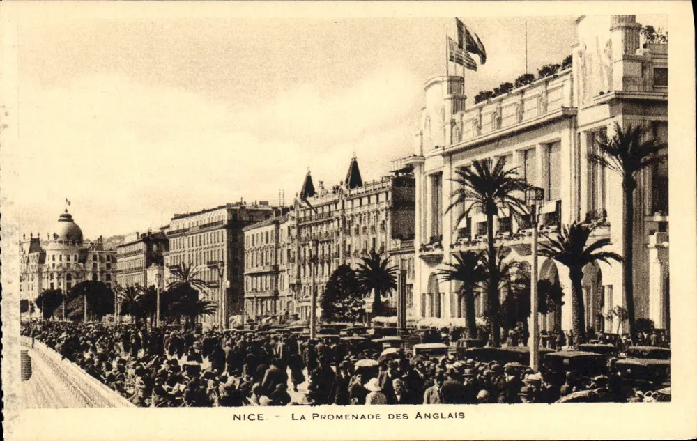 Nice - A Promenade dos Ingleses — visão animada com palmeiras e edifícios - Frente