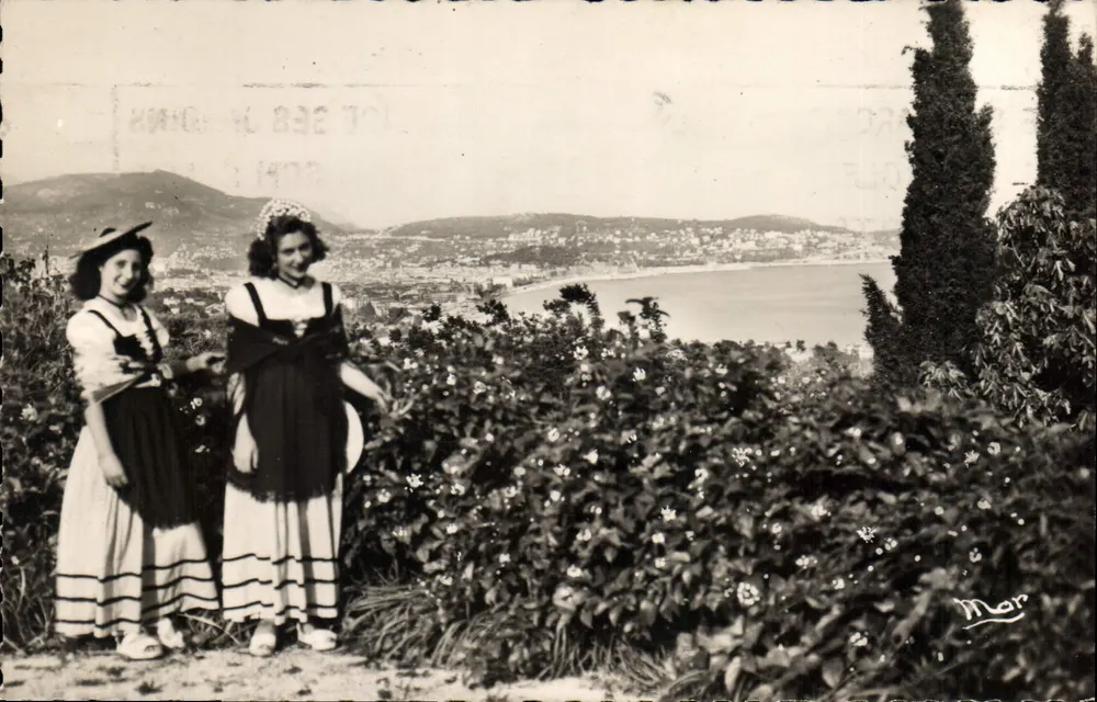 Duas jovens mulheres em traje tradicional — vista panorâmica da baía dos Anjos — Éditions Marcel Led de Gimiez - Frente