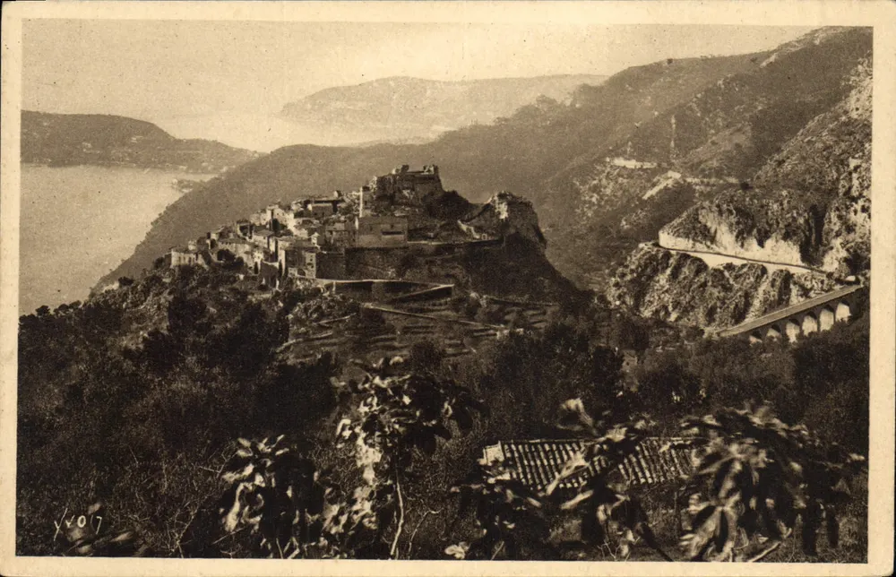 ईज़ — कोस्ट डी आज़रूर पर गांव की व्यापक दृश्य — आर्ट के प्रकाशन वाईवीसी - आगे