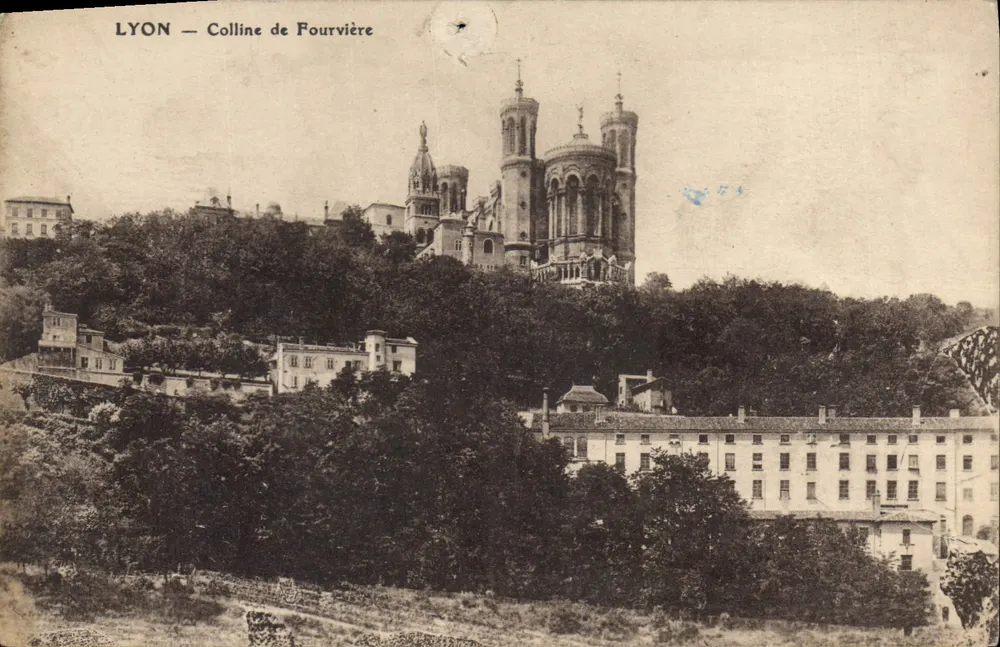 LYON — Colina de Fourvière — vista da basílica Notre-Dame de Fourvière - Frente