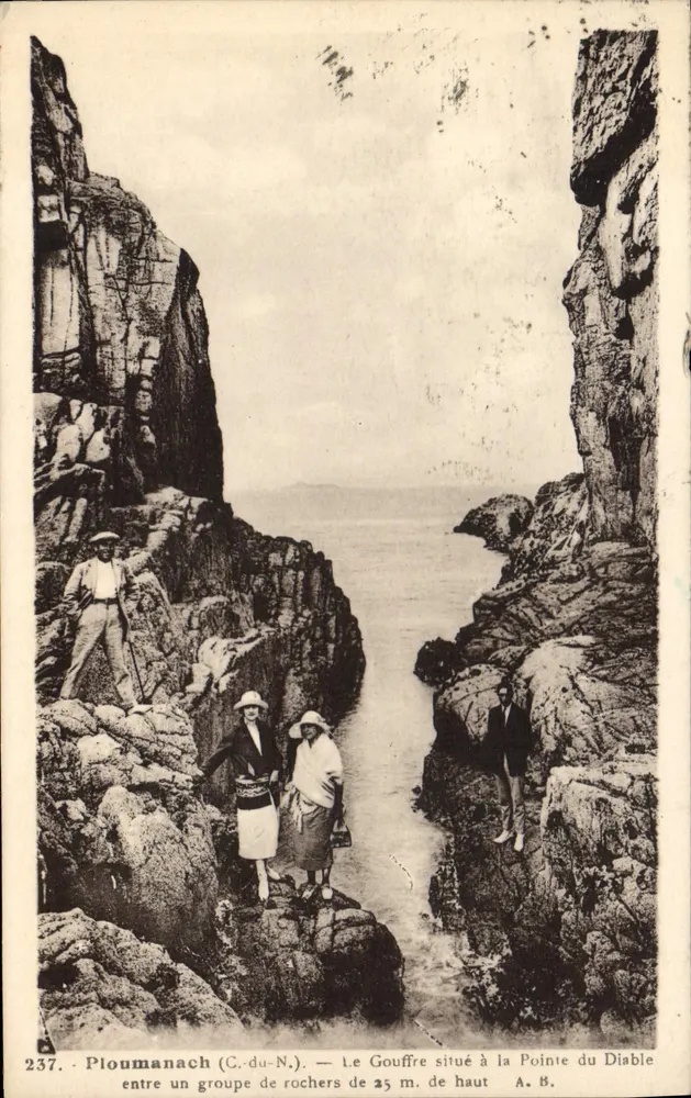 Ploumanach (C.-du-N.) — Der Gouffre an der Pointe du Diable zwischen einem Gruppe von 25 m. hohen Felsen — A. B. — N° 237 - Vorderseite