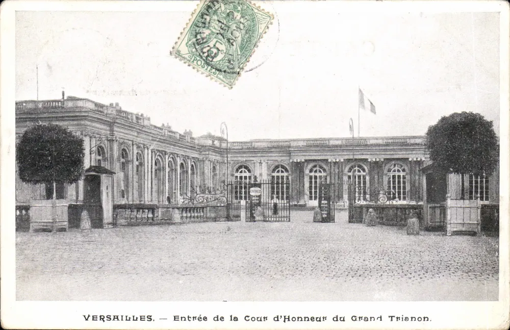 Versailles — Eingang zur Cour d'Honneur des Grand Trianon - Vorderseite