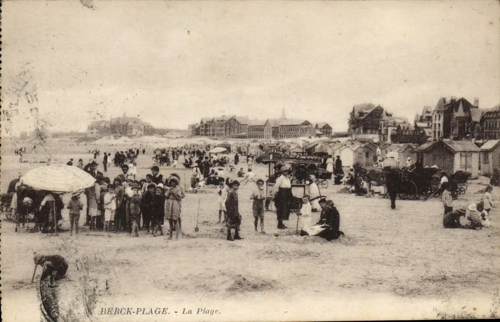 Berck-Plage - Plaża — widok z ruchliwej plaży z kabinami i budynkami na tle - Awers