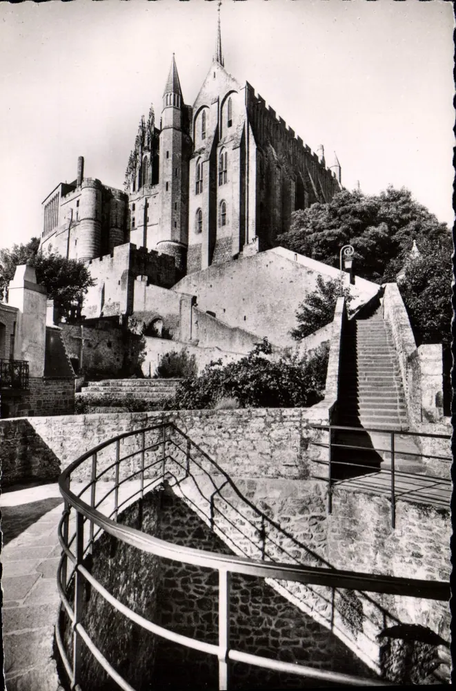 Mont-Saint-Michel — Die Mauern und die Abtei — Rennstrecke, Caen - Vorderseite