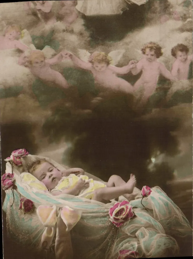 Bebê em um berço celestial — cercado de anjos — carta postal - Frente