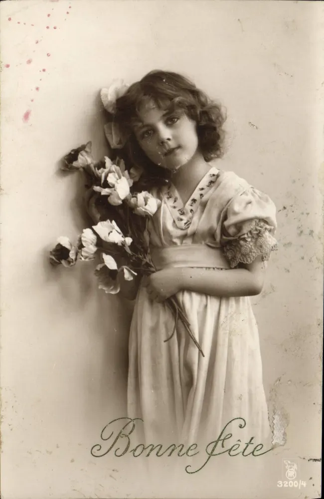 Niña sosteniendo un ramo — Feliz cumpleaños — Editor anónimo, n° 3200/4 - Anverso
