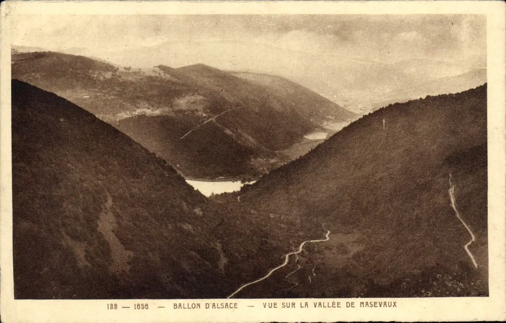 Ballon d'Alsace — Blick über das Tal von Masevaux — N & Cie, Dolschach - Vorderseite