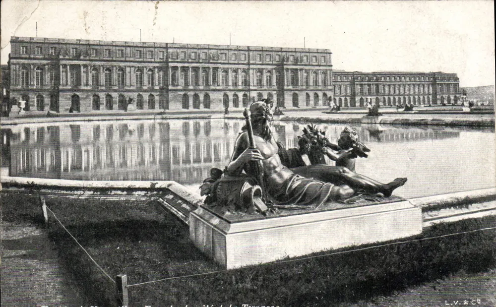 Fontaine com estátua — Palácio de Versalhes — L.V.&C° - Frente
