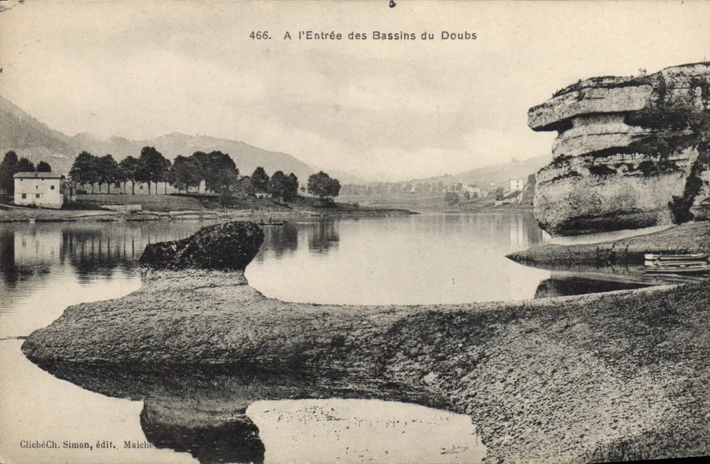 Entrada dos Bassins do Doubs — vista lacustre com falésias e casa — Cliché Ch. Simon, edição Maiche - Frente