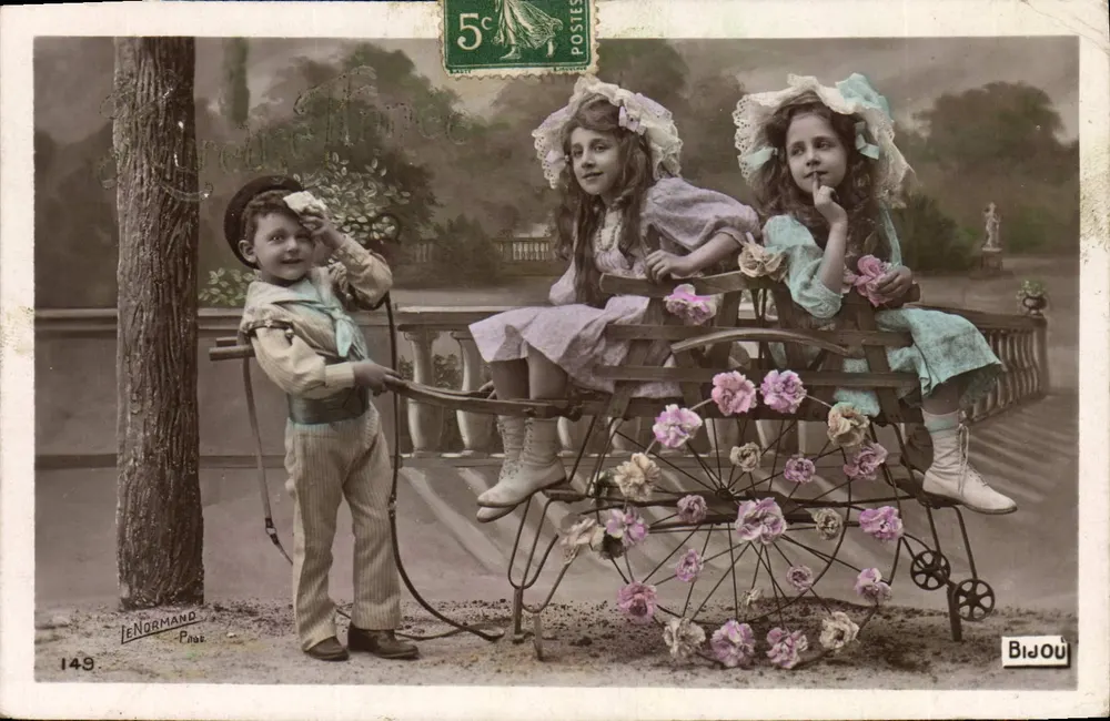 Niños jugando con un landau decorado con flores — Je Normando, n°149 — Bijou - Anverso