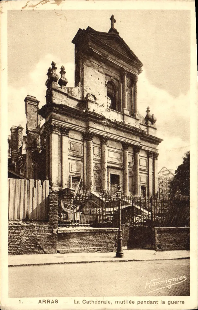 Arras — Die Kathedrale, während des Krieges beschädigt — Harmignies - Vorderseite