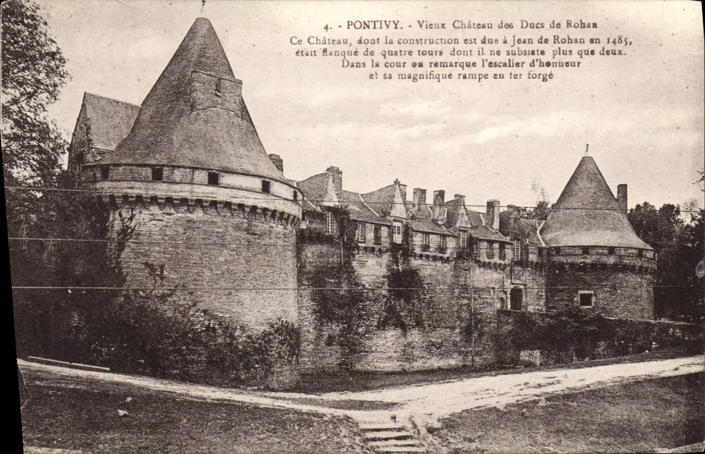Pontivy — Altes Schloss der Herzöge von Rohan — Bau durch Jean de Rohan im Jahr 1485, mit zwei noch vorhandenen Türmen und einer Eisenbalustrade - Vorderseite