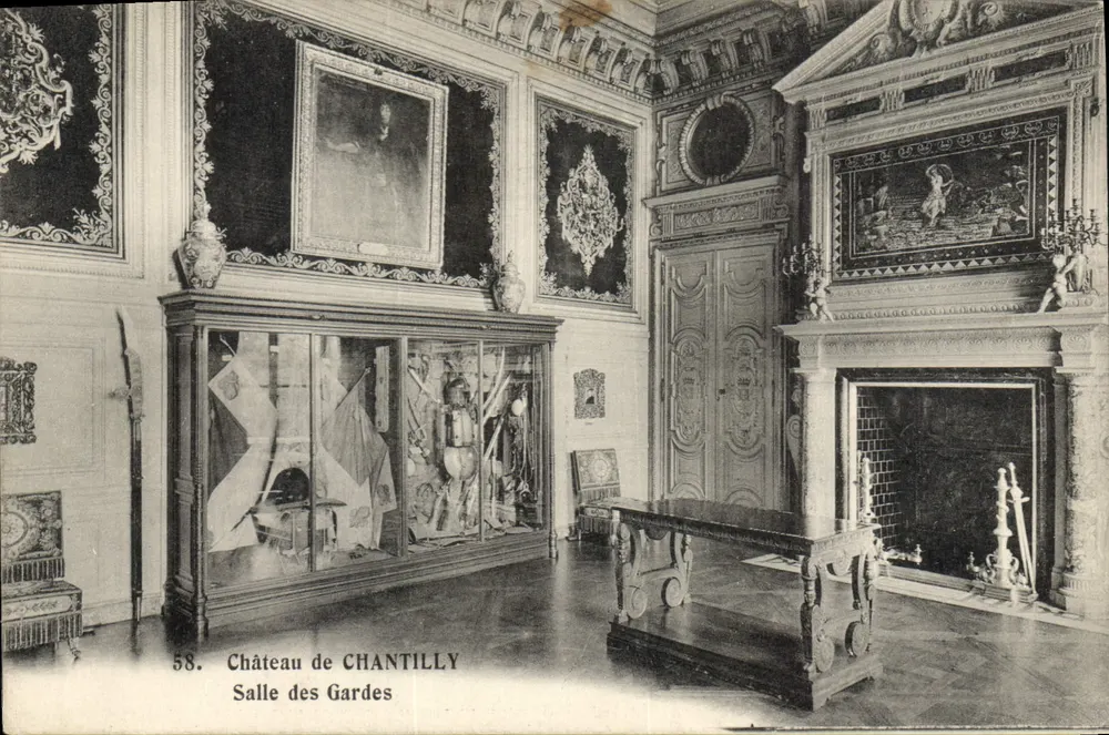 Castelo de CHANTILLY — Sala das Guardas — Héliotypie A. Bourdier, Versailles - Frente