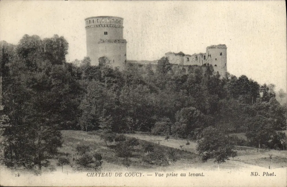 Castillo de Coucy — Vista tomada al este — ND. Phot. - Anverso
