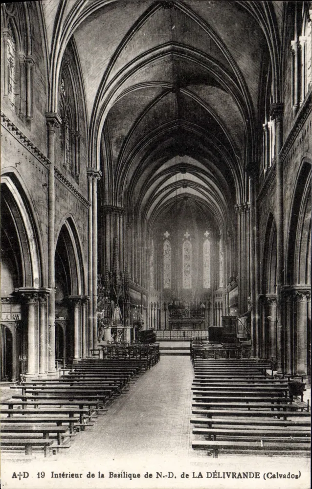 Innenansicht der Basilika N.-D. de LA DÉLIVRANDE (Calvados) — A+D 19 — Verlag A. Tuberos - Vorderseite