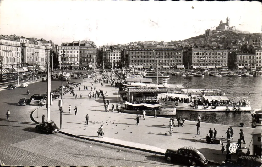 Vista do Velho Portos de Marselha — navio de passageiros e cais animado — Réal-Photo, Paris - Frente