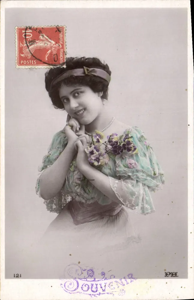Junge Frau in Blumengewand — Erinnerung — Verlag F.H. Paris, Nr. 121 - Vorderseite