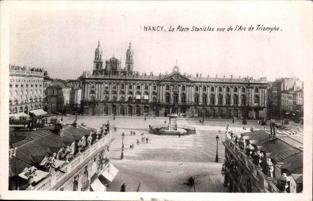 NANCY. A Place Stanislas vista do Arco do Triunfo — Edição V. Robelin, rua Stanislas - Frente