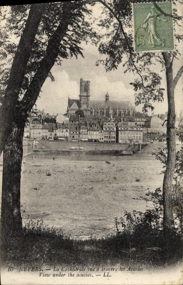 Nevers — Die Kathedrale gesehen durch die Akazien — LL - Vorderseite