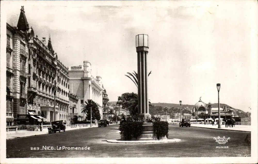 Nice - A Promenade — vista da praça com coluna e palmeiras — editor Munier, n° 263 - Frente