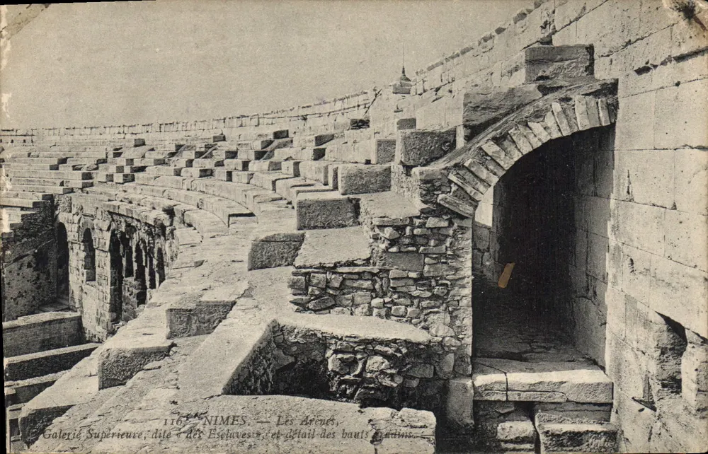 Nîmes — As Arenas, Galeria Superior chamada « dos Escravos » e detalhe dos altos degraus - Frente