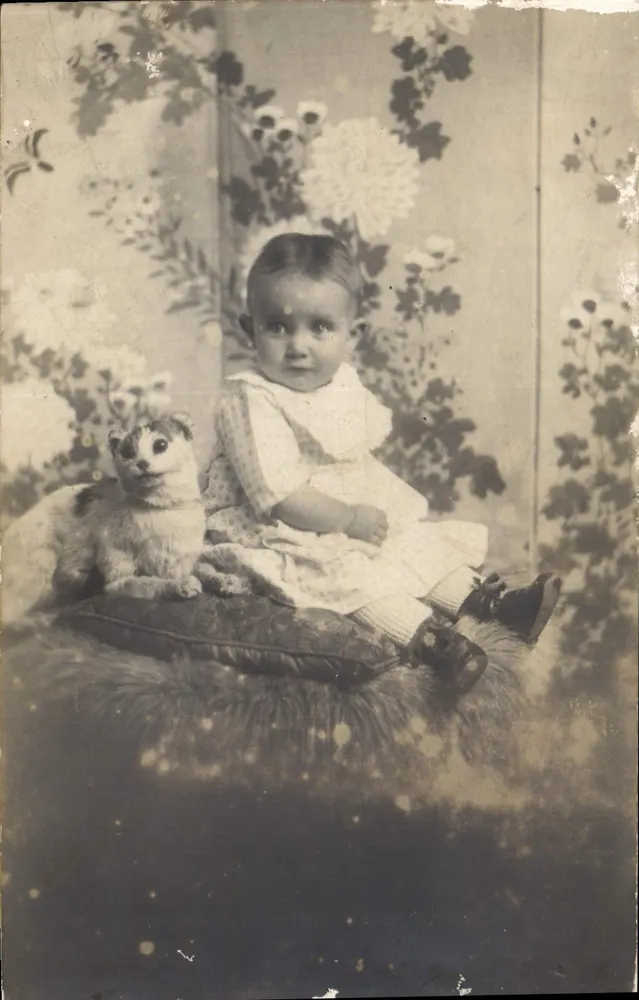 Criança com brinquedo — Foto Midy, Lyon — número de série não visível - Frente