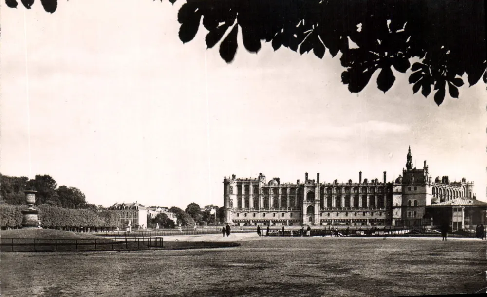 Castelo de Chantilly — vista panorâmica — Editora: STERERAIN-LES-LAÎTE - Frente