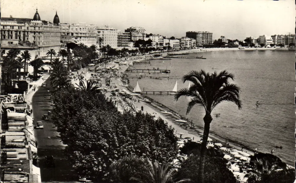 Cannes — Die Großen Hotels, La Croisette und der Strand — Antike Ansichtskarte Nr. 144.05 - Vorderseite