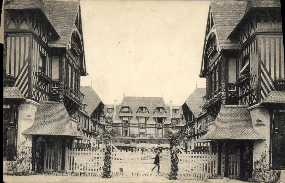 Deauville-la-Forêt - A entrada do Hotel Normandy — editor não identificado, número de série não visível - Frente