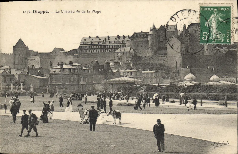 Dieppe — O Castelo visto da Praia — G. Huschans - Frente